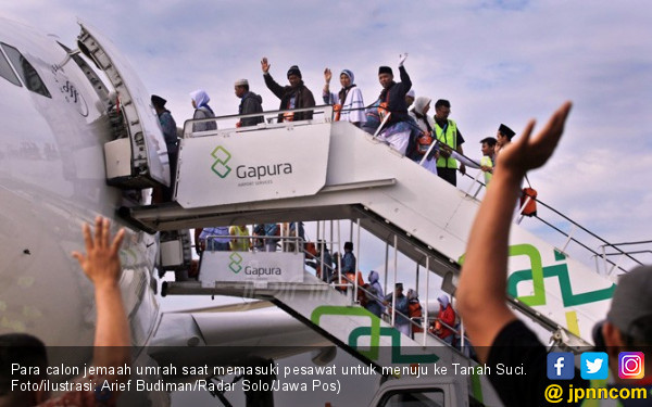 Virus Korona, Arab Saudi Stop Layanan Umrah 1 para calon jemaah umrah saat memasuki pesawat untuk menuju ke tanah suci fotoilustrasi arief budimanradar solojawa pos