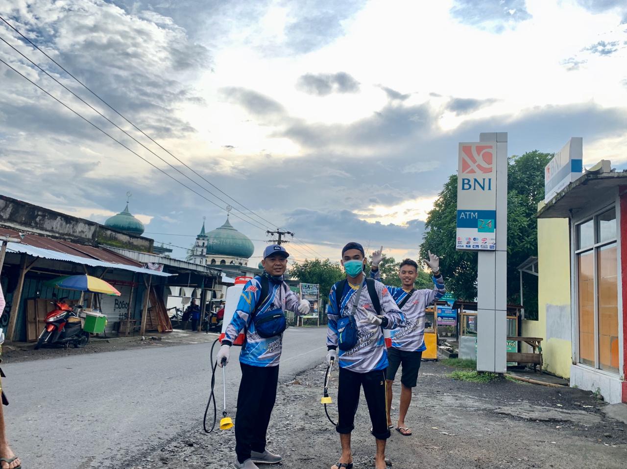 Ketua Komisi III DPRD Loteng Lakukan Penyemprotan 1 WhatsApp Image 2020 03 24 at 06.06.44
