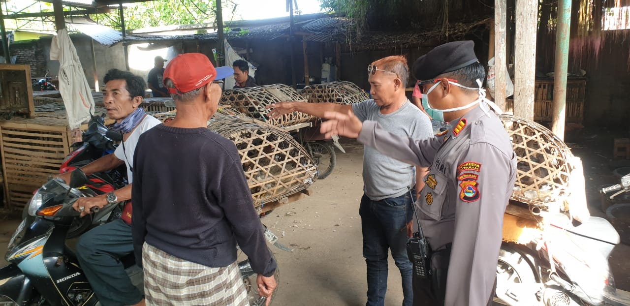 Polisi Bubarkan Pengunjung Pasar Burung, Satu Diamankan 1 WhatsApp Image 2020 04 06 at 06.32.28
