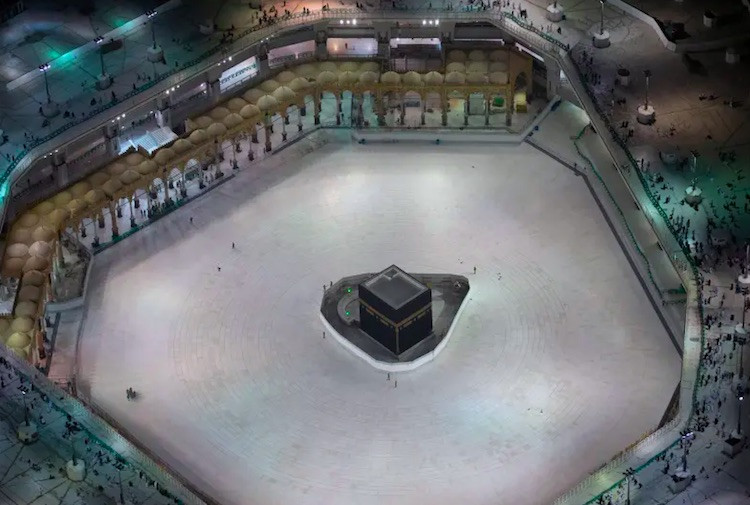 Catatan Sejarah tentang Ibadah Haji Ditiadakan 1 kakbah di masjidilharam makkah yang disterilkan dari kegiatan umrah untuk mengantisipasi penyebaran virus corona foto yasser bakhshreuters 6