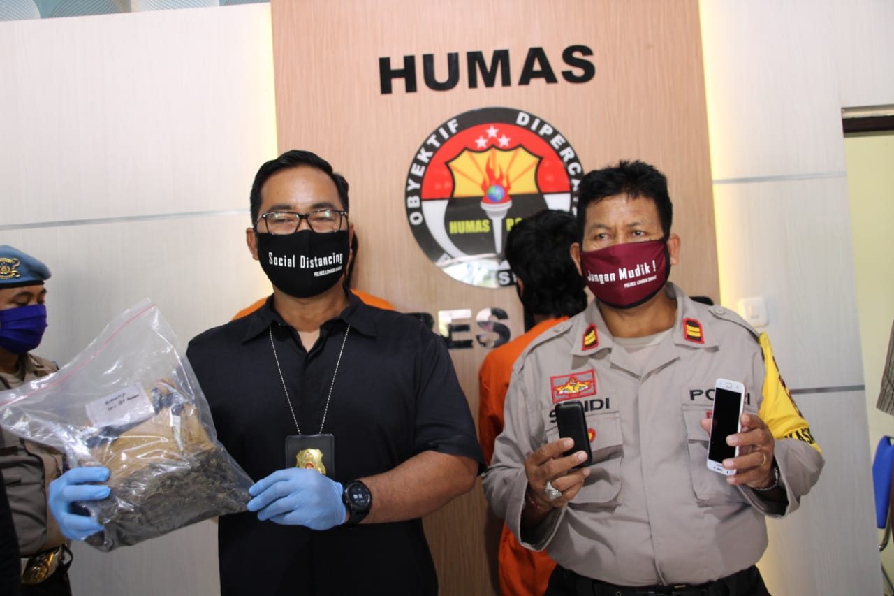 Edarkan Ganja, Dua Pelaku Diciduk Depan Alfamart 1 WhatsApp Image 2020 05 01 at 01.23.05