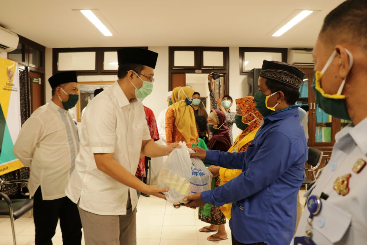 BAZNAS Salurkan Sembako, Gubernur Minta Pakai Produk Lokal 1 WhatsApp Image 2020 05 15 at 05.19.39