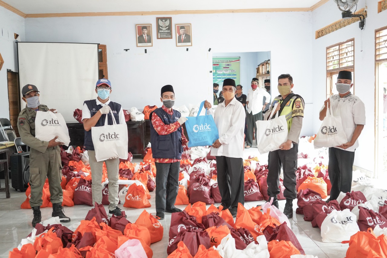 ITDC Salurkan 1.200 Paket Sembako di Enam Desa 1 WhatsApp Image 2020 05 20 at 22.40.02 1
