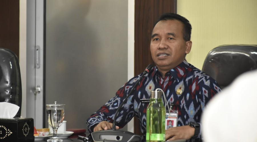 Dewan Dukung Satgas Covid-19 NTB, Berikan Bantuan APD 1 karo humas ntb