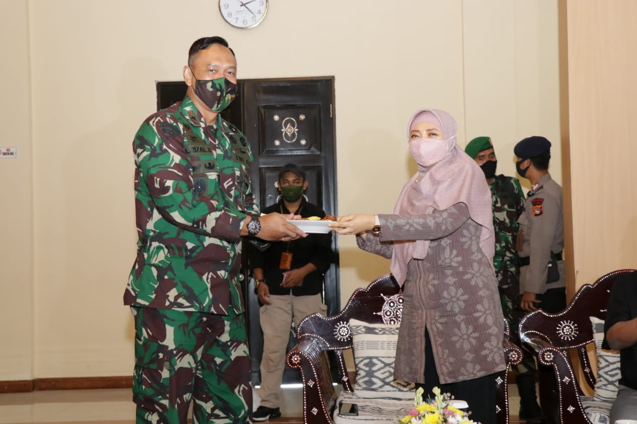Gubernur NTB, Ketua TP-PKK NTB Beserta Wagub NTB Sambut Danrem 162/WB 1 WhatsApp Image 2020 06 12 at 07.06.10