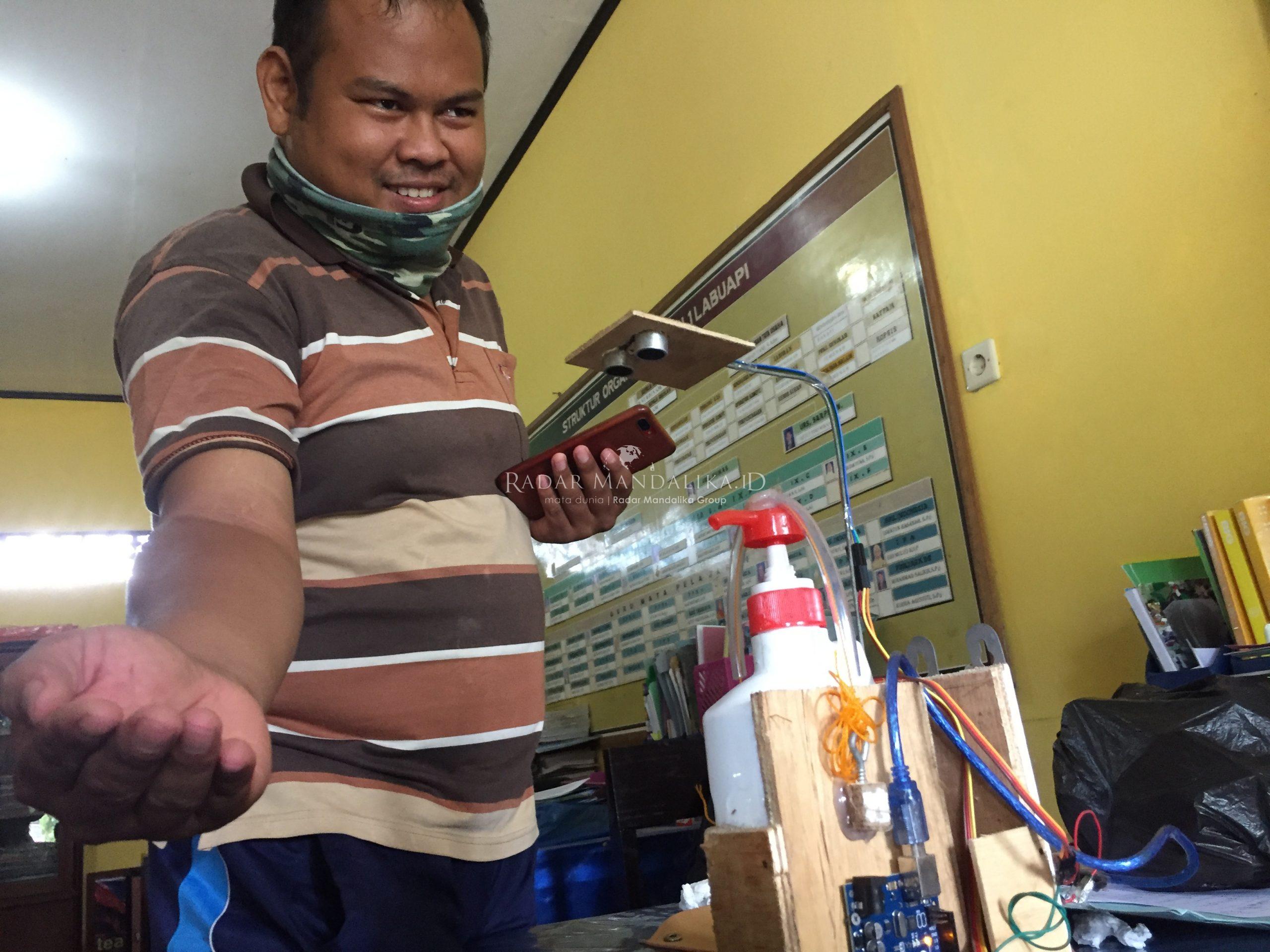 Melihat Alat Handsanitezer Otomatis Produk Agus, Guru Honorer SMPN 1 Labuapi 1 F Bok 2 scaled