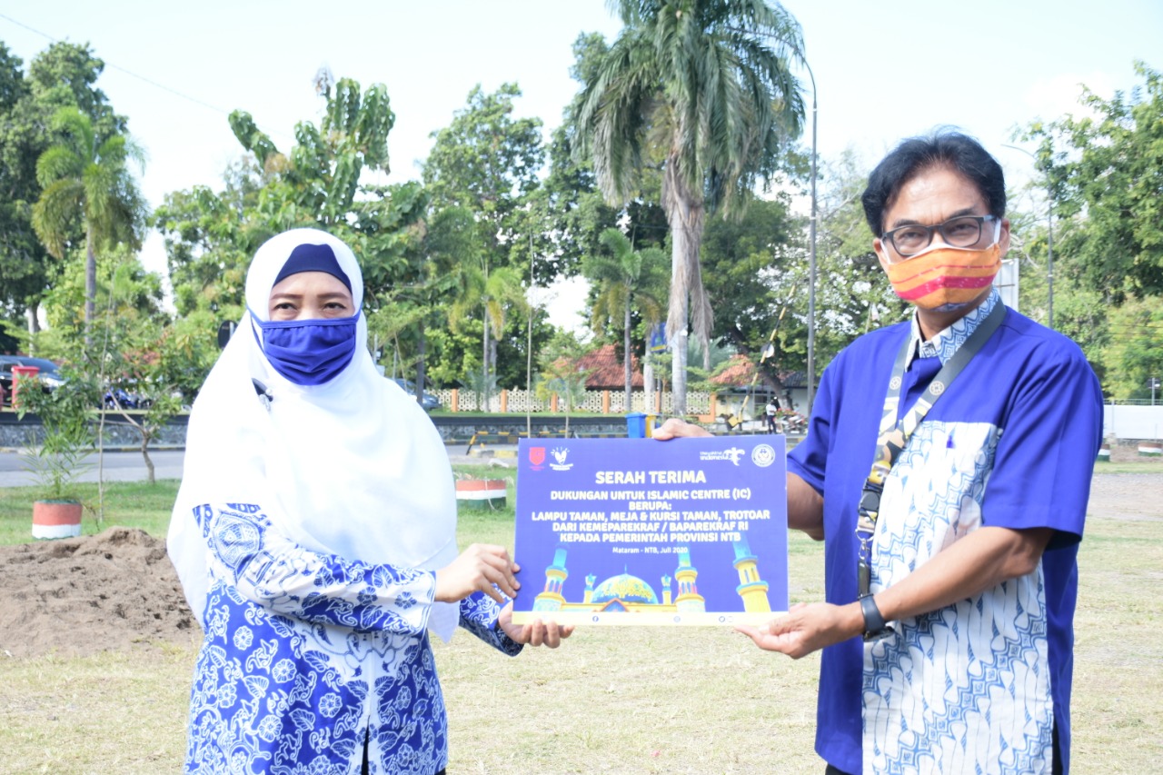 Kemenparekraf Serahkan Bantuan untuk Penataan Ruang Terbuka Hijau Islamic Center 1 WhatsApp Image 2020 07 17 at 03.16.32