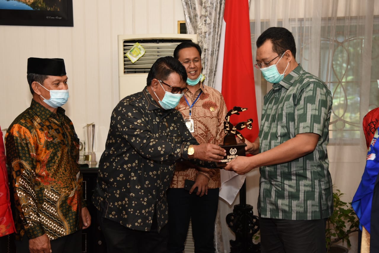 Bahas Penanganan Pascagempa, Gubernur Terima Kunjungan DPRD Sulteng 1 WhatsApp Image 2020 08 11 at 04.54.24