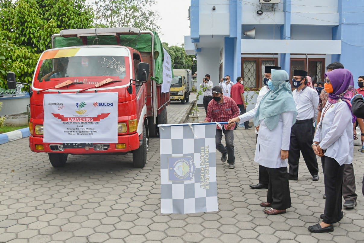 Bansos Beras untuk 339 Ribu KPM di NTB Mulai Disalurkan 1 WhatsApp Image 2020 09 02 at 05.29.03