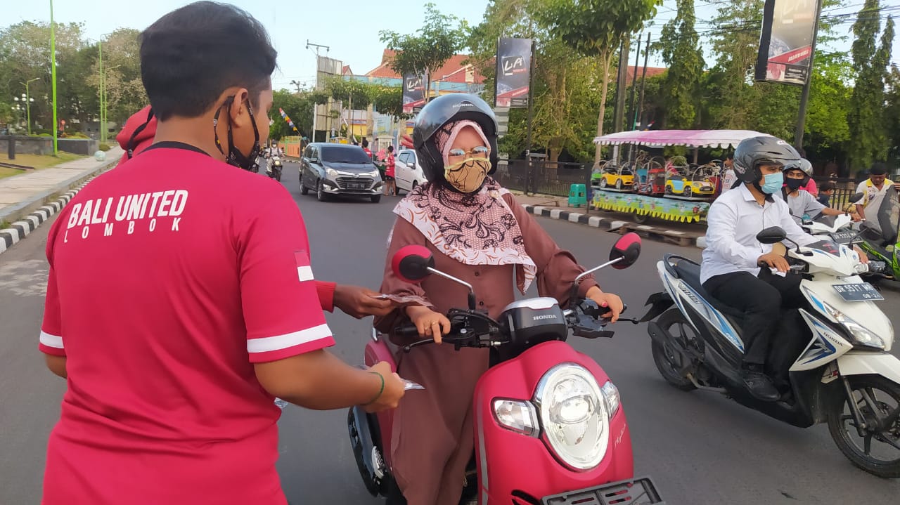 BPBD Mataran, Relawan dan Academie Bali United Lombok Bagikan Masker 1 WhatsApp Image 2020 09 22 at 11.02.27 PM
