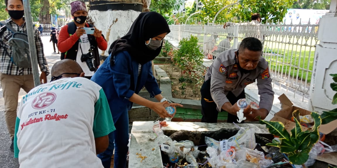 Usai Demo, Bantu Pemulung Pilah Sampah 1 F Sampah 1