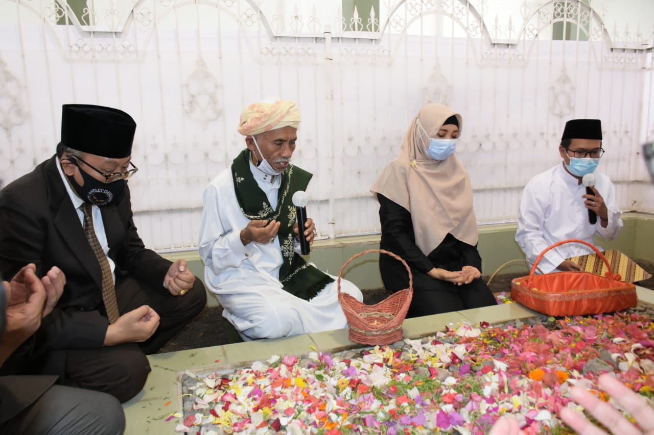 Wagub Ziarah di Makam Maulana Syaikh 1 F ZIARAH