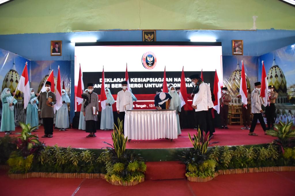 Disaksikan Mahfud MD, BNPT Gelar Deklarasi Kesiapsiagaan Nasional Bersama Santriwan-Santriwati 1 bagu