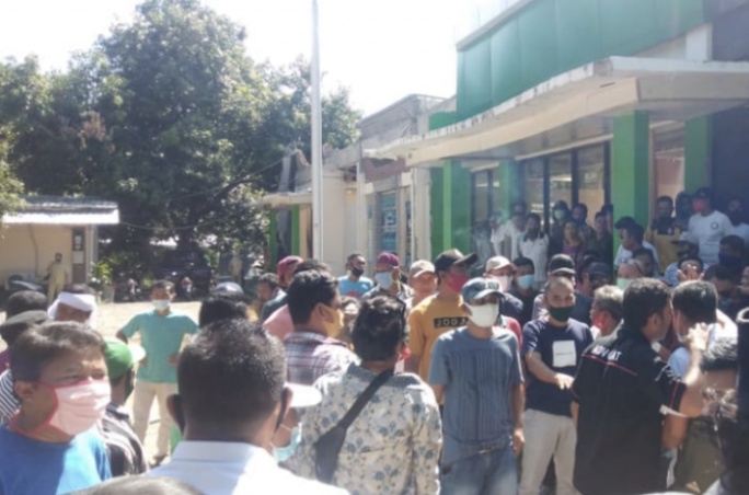 Warga Protes ke Dukcapil KLU 1 f demo