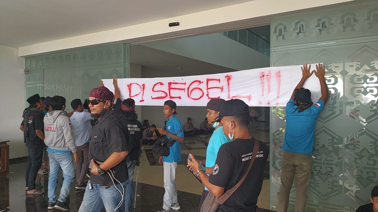 Pendemo Minta Bupati Copot Direktur RSUD Praya 1 F Demo