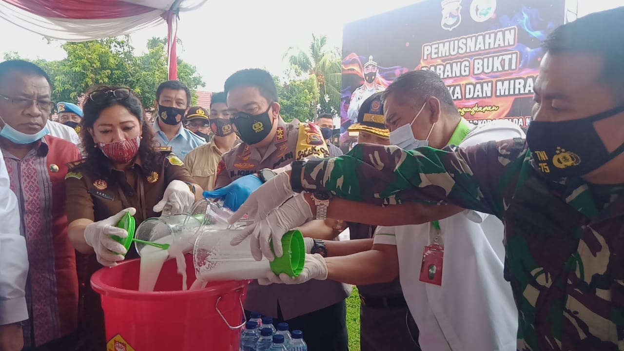 Kapolda Pimpin Pemusnahan Barang Bukti Narkotika dan Miras Serentak Secara Virtual 1 WhatsApp Image 2020 12 03 at 6.48.52 AM