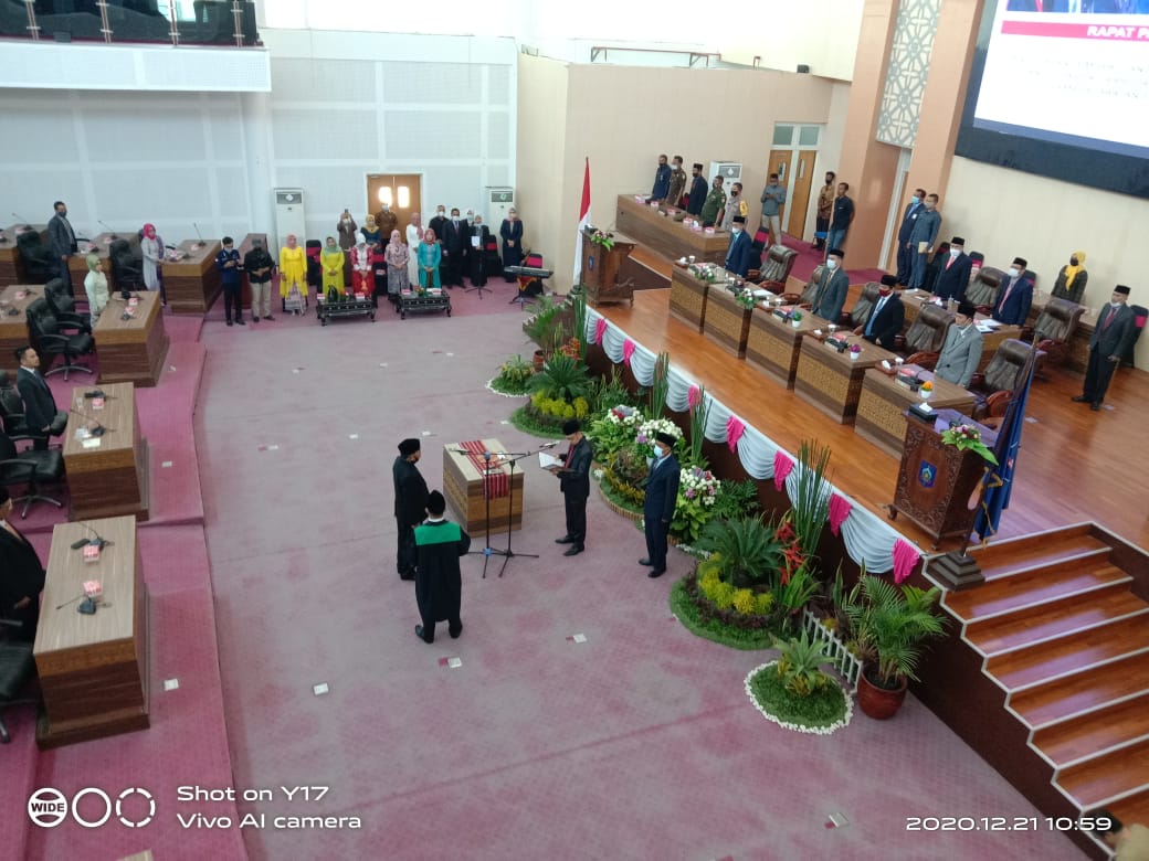 Lalu Wirakse Resmi Duduki Kursi DPRD Loteng 1 f AAA Pengambilan sumpah
