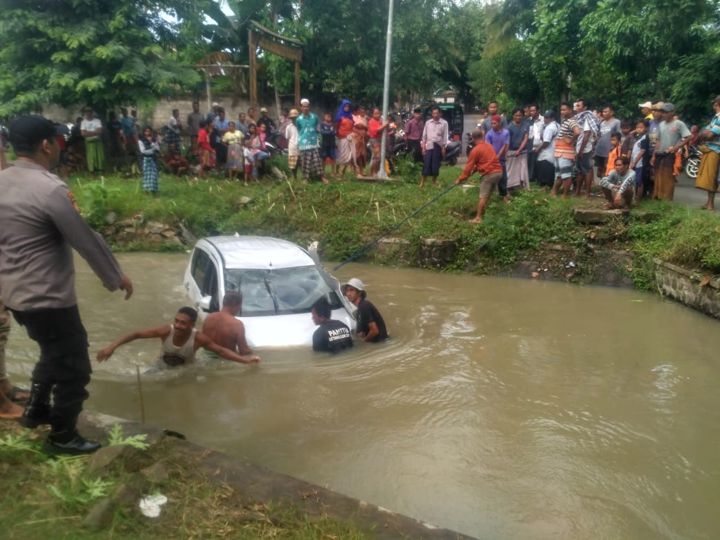 Suzuki Ertiga Nyemplung ke Kali 1 f laka 1