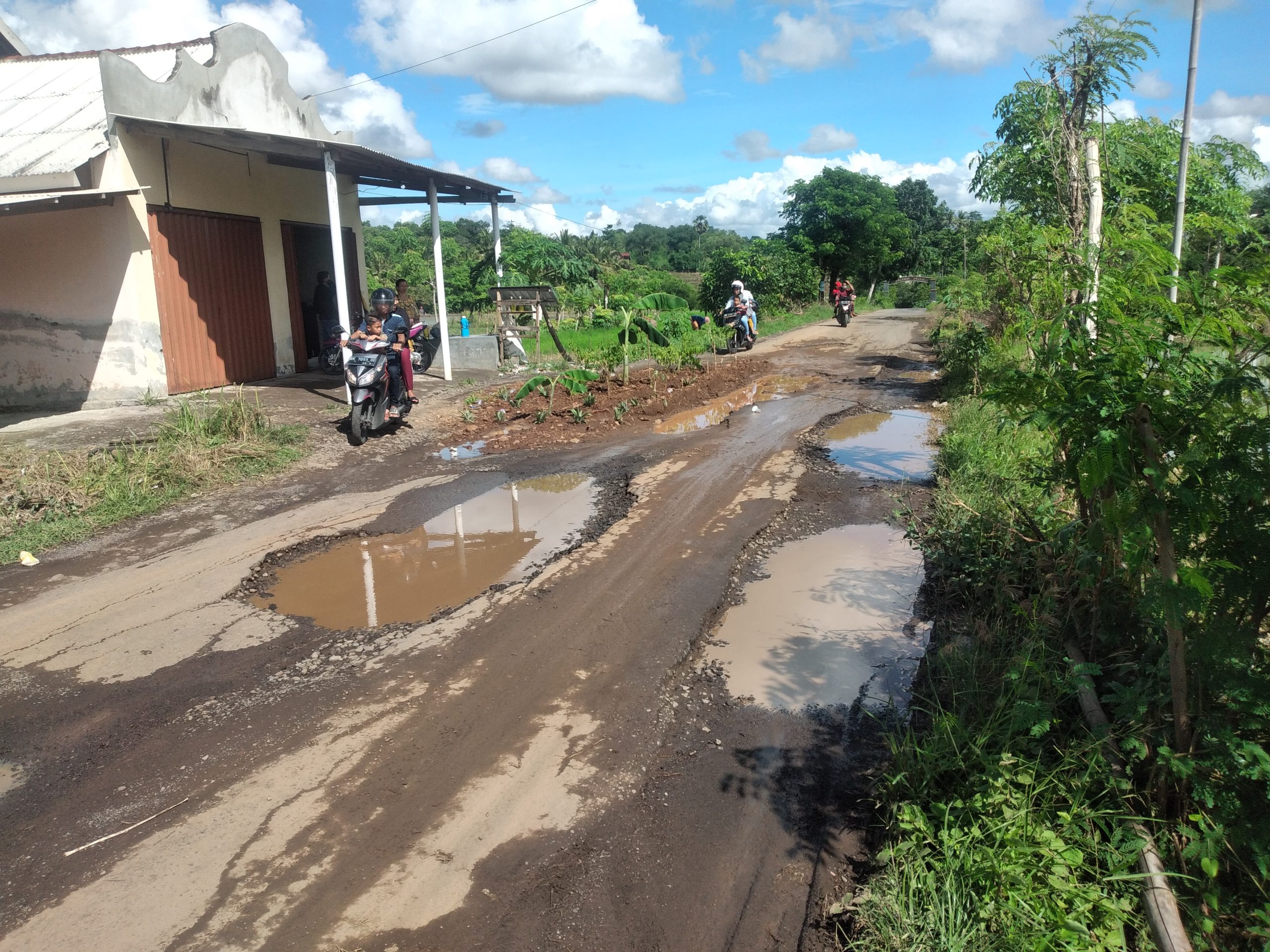 F AA Jalan rusak scaled