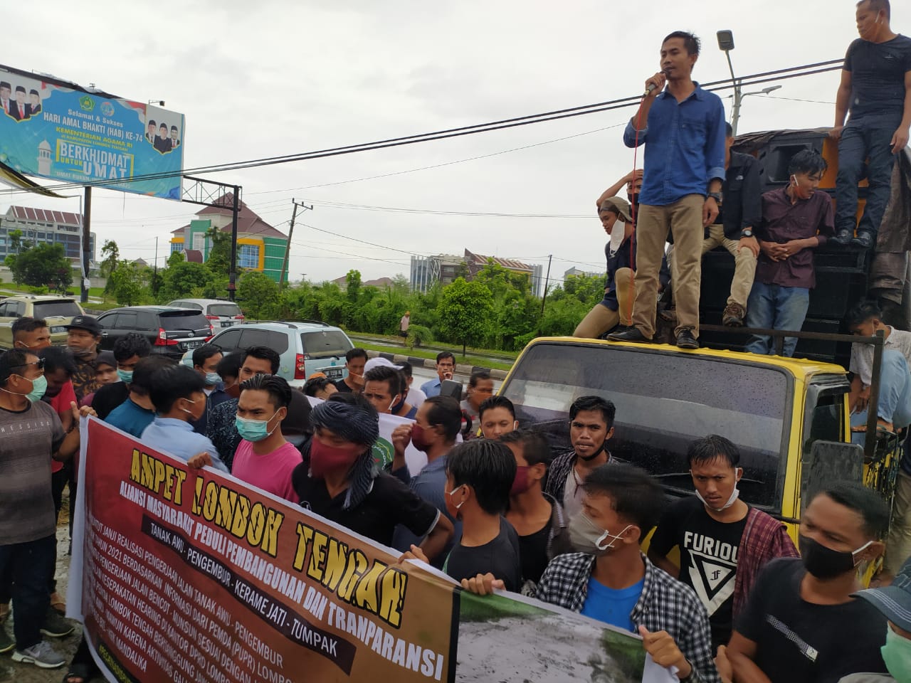 Warga Ancam Blokir Ruas Tanak Awu-Pengembur 1 F demo jalan