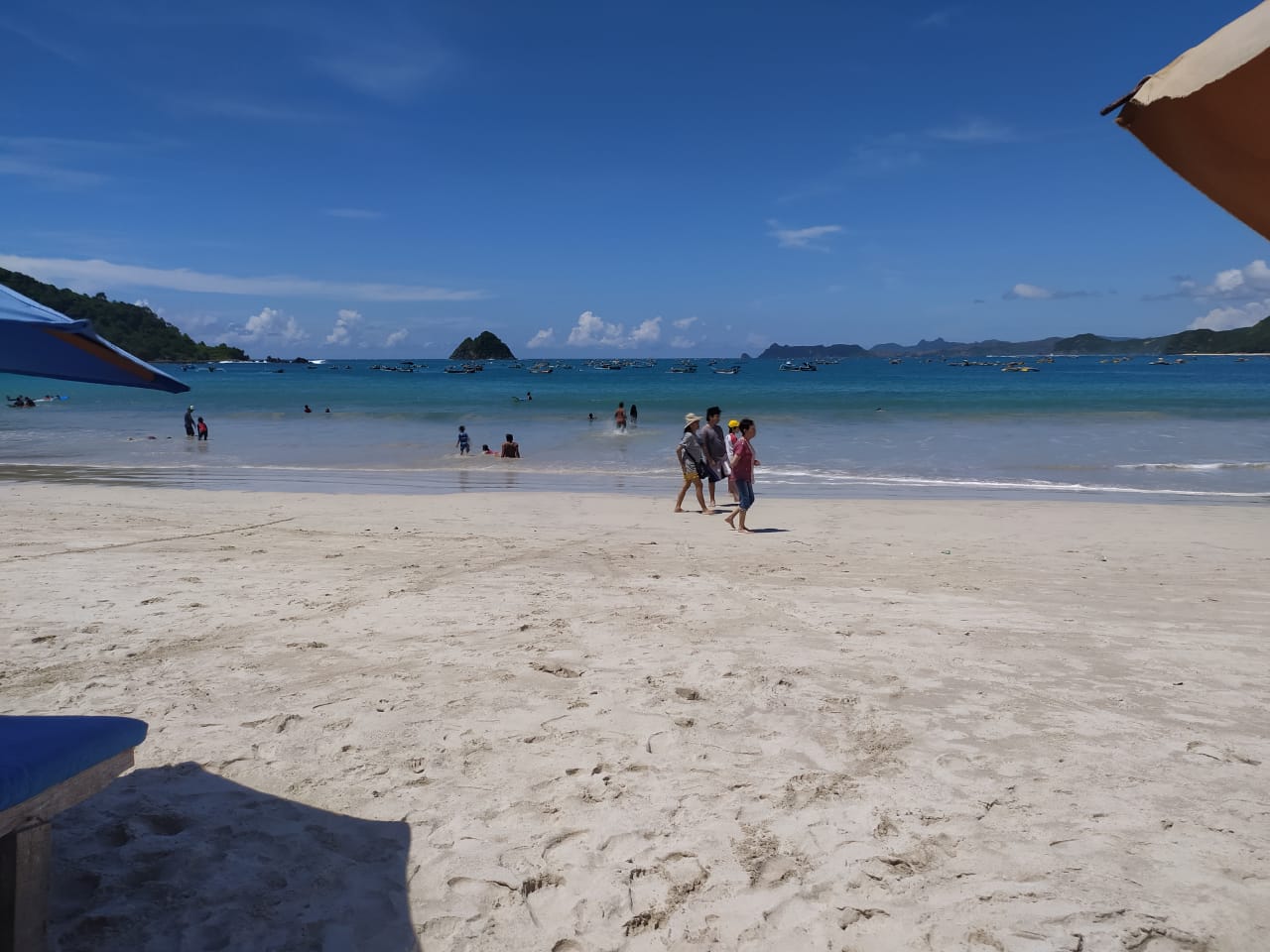 Pantai Selong Belanak Ramai, Aparat ke Mana ? 1 WhatsApp Image 2021 01 02 at 6.49.53 AM