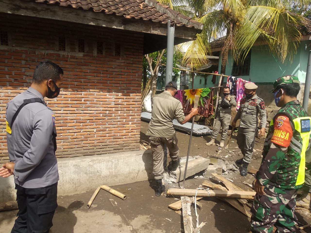 Aparat Bongkar Arena judi Sabung Ayam 1 f bongkar 1