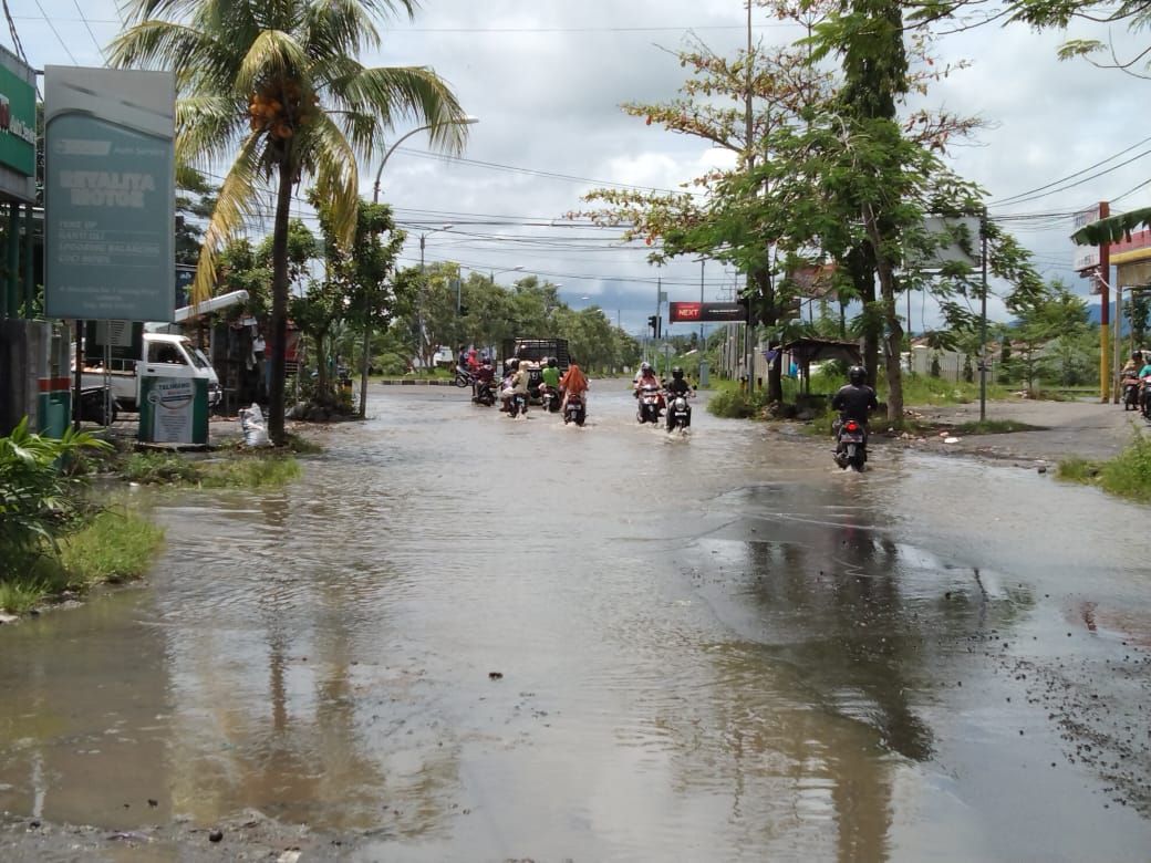 Jalan Simpang Empat IPDN Teredam Banjir 1 f jalan