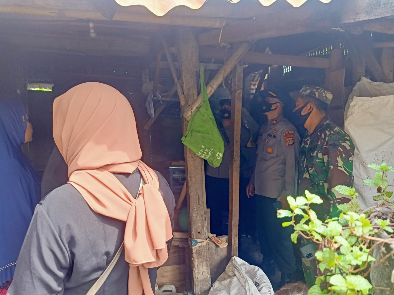 Pria 31 Tahun Gantung Diri di Lotim 1 F EVAKUASI 2
