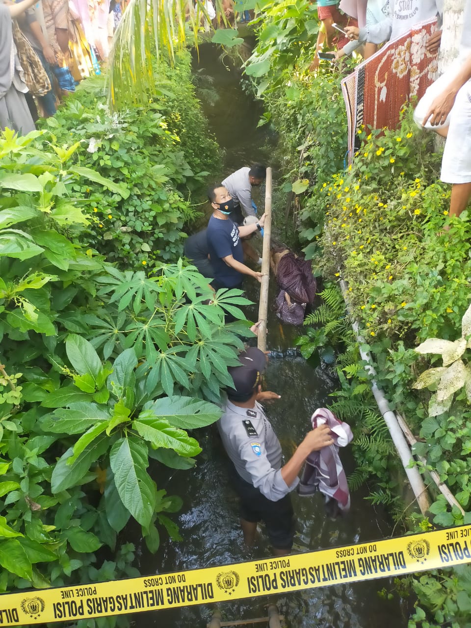 Lansia Ditemukan Tewas di Saluran Irigasi 1 F EVAKUASI