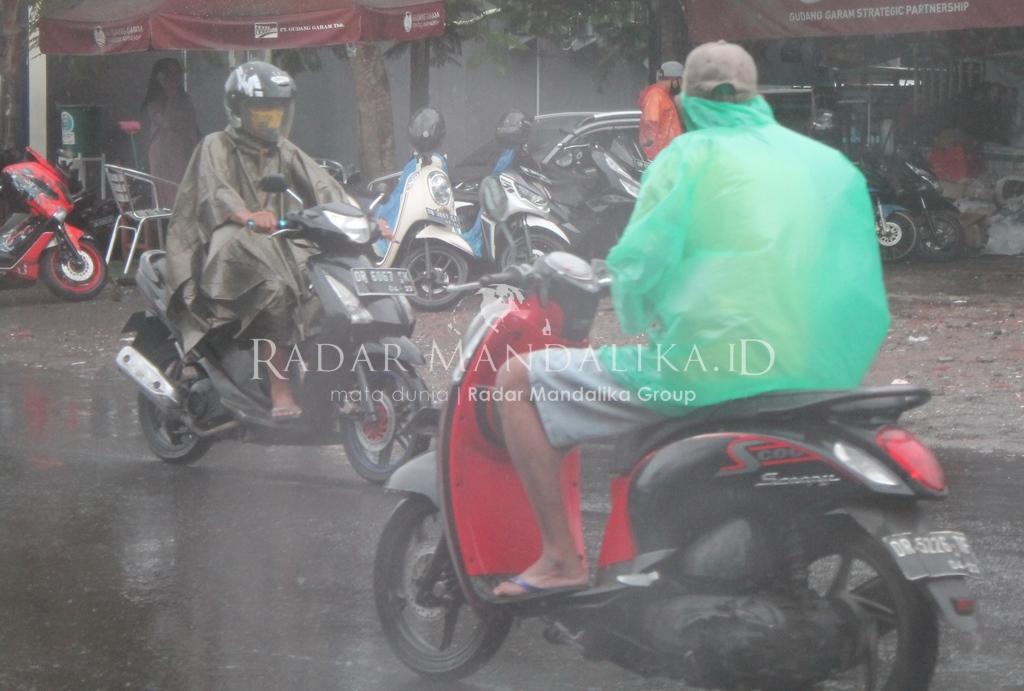 Puncak Musim Ujan, Masyarakat NTB Diimbau Waspada 1 F Hujan