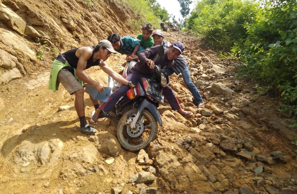 Warga Bun Beleng Tagih Janji Bupati Lobar 1 F JALANNN