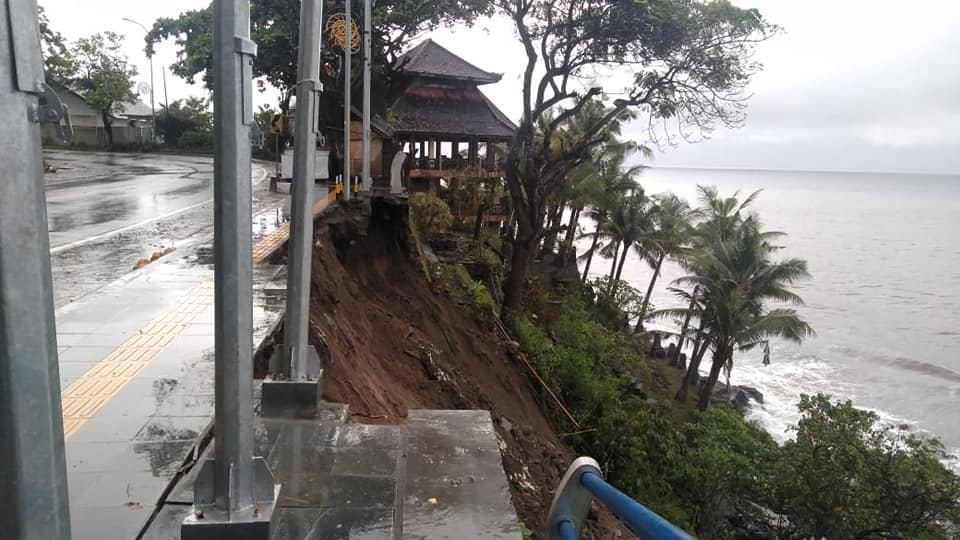 Lagi, Proyek Penataan Senggigi Longsor 1 F SENGGIGI LAGI