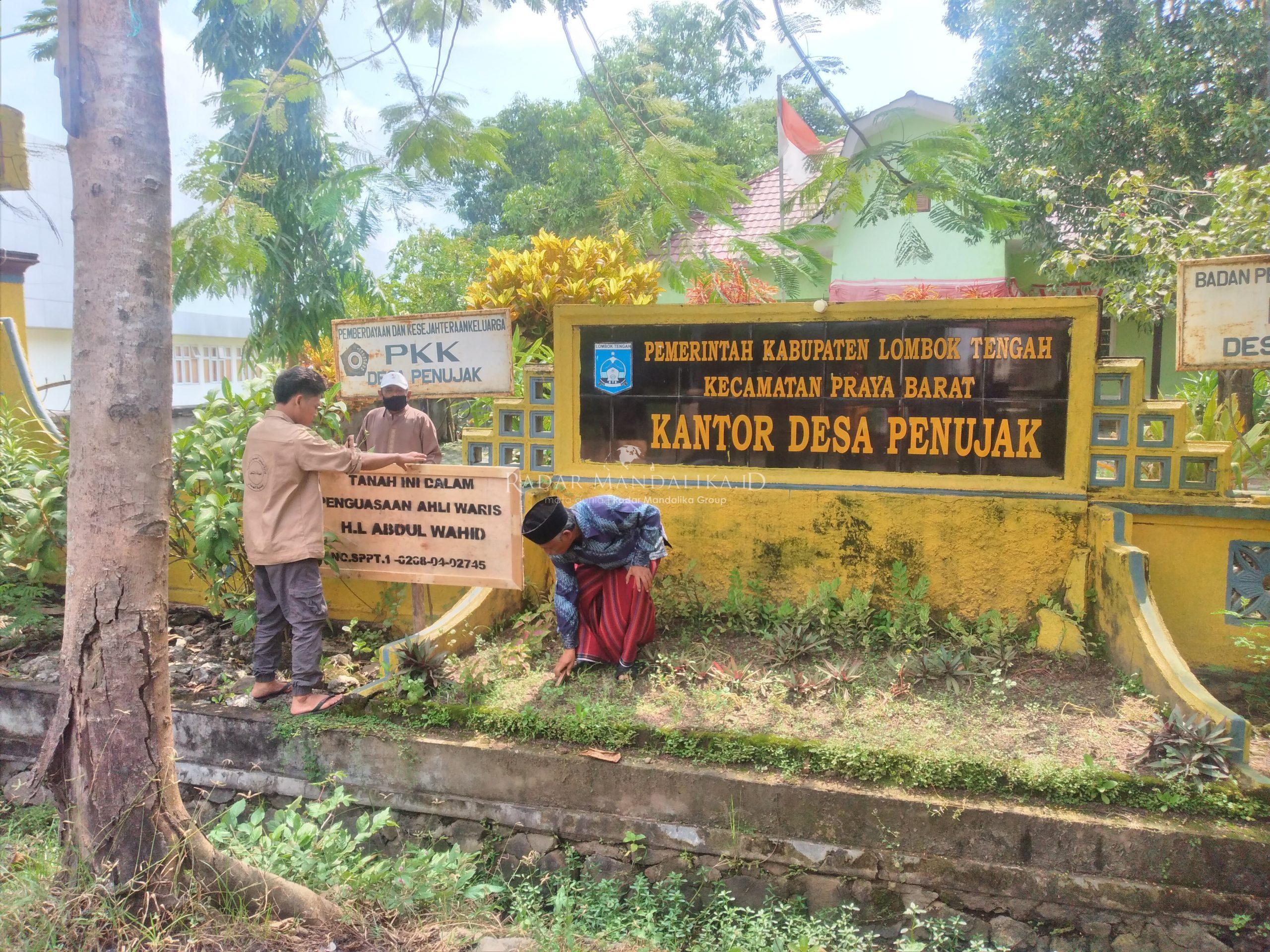 Lapangan Umum, Termasuk Kantor Desa Penujak Terancam Dikuasai Warga 1 20210319 141653 scaled
