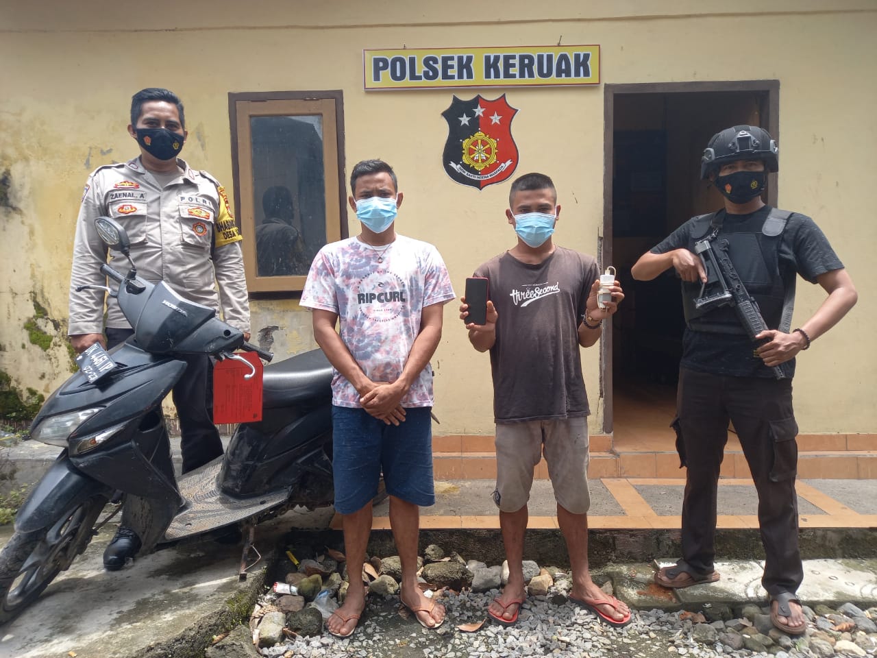 Nyolong HP, Dua Pemuda Diciduk 1 F COKOK