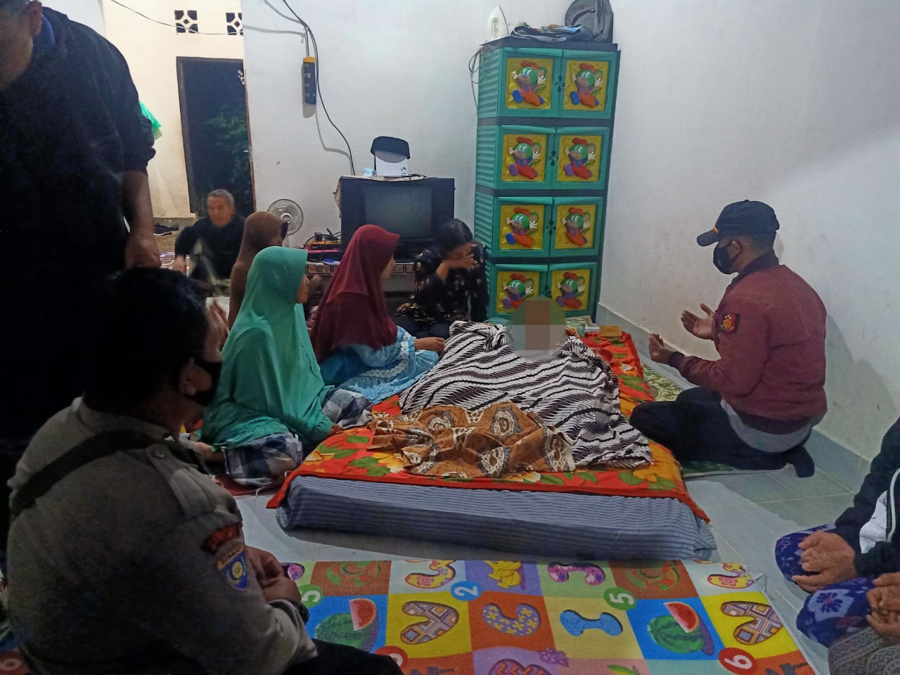Cas Hp, Bocah 10 Tahun Tewas Tersengat Listrik 1 F SEMAYAMKAN