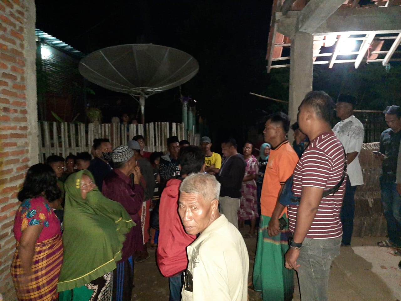Rumah Diduga Dukun Santet Dirusak di Kota Bima 1 F dibakar