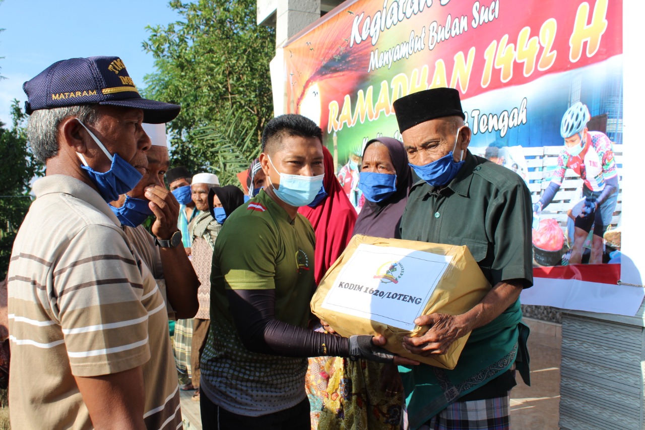 Kodim-Wartawan Salurkan Paket Sembako 1 F AA Dandim 1