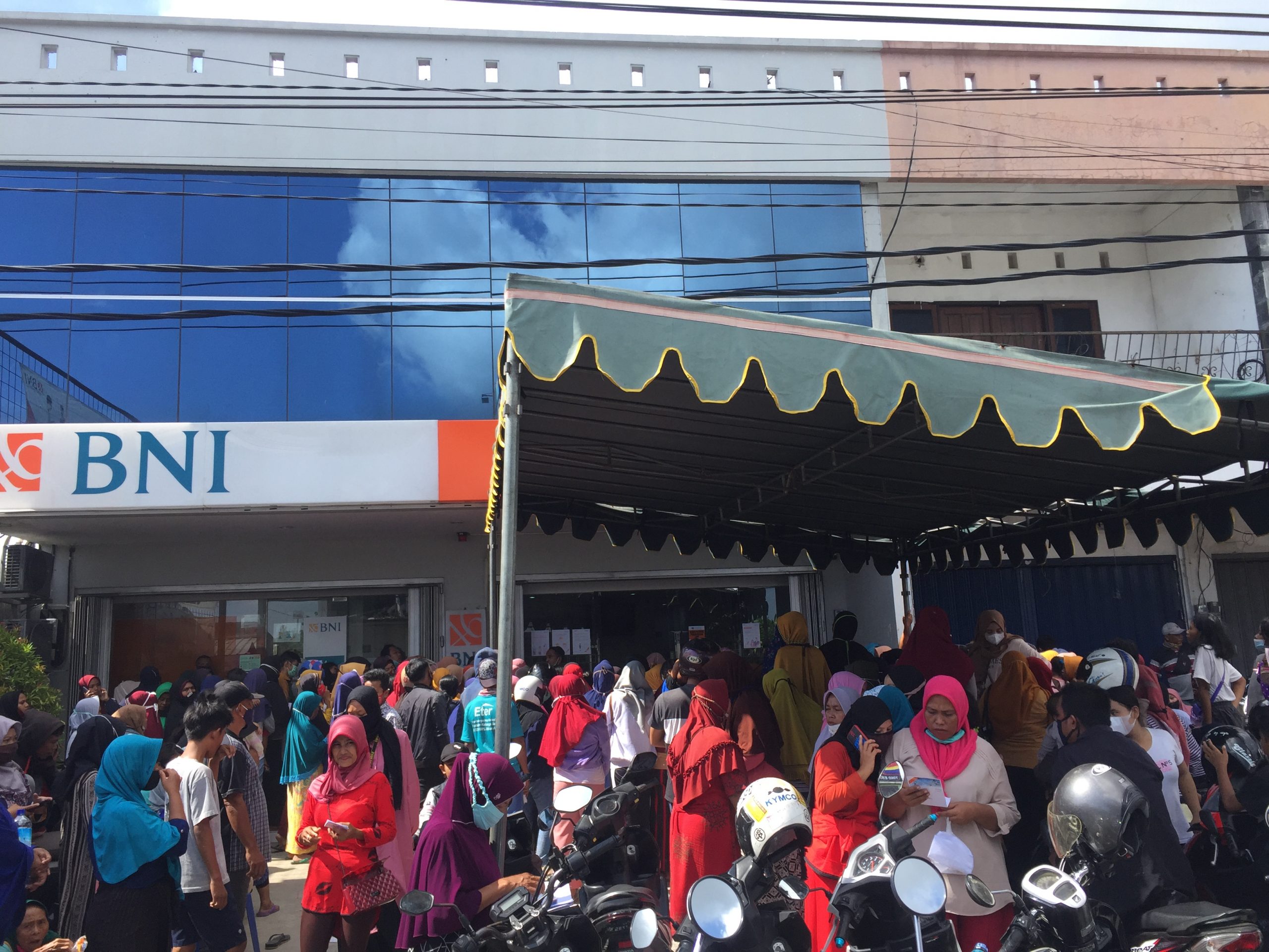 Penyaluran Bantuan, Pihak Bank Abaikan Prokes 1 F PROKESSS scaled