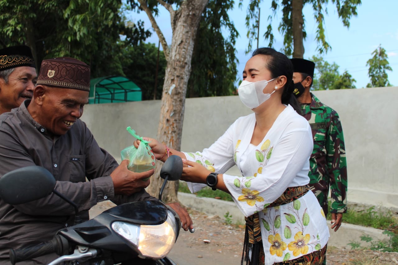 Dandim Loteng Bersama Ketua Persit Bagi-bagi Takjil 1 IMG 20210426 WA0000