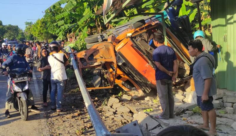 Rem Blong, Truk Seruduk Kios di Jurang Jaler 1 F AA lakalantas