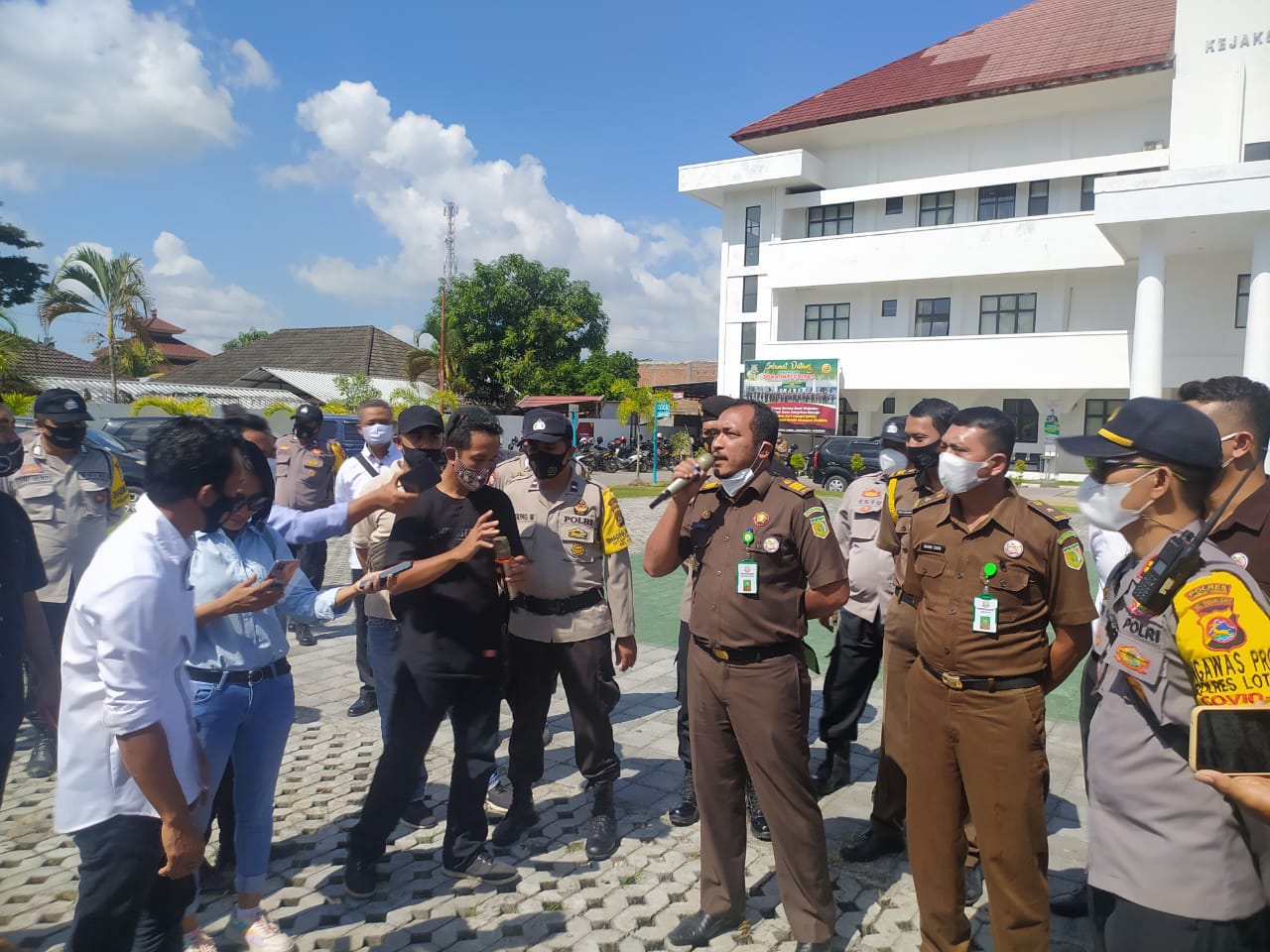 Demo, Warga Desak Kejaksaan Usut Kasus Desa Pagutan 1 F demo 1