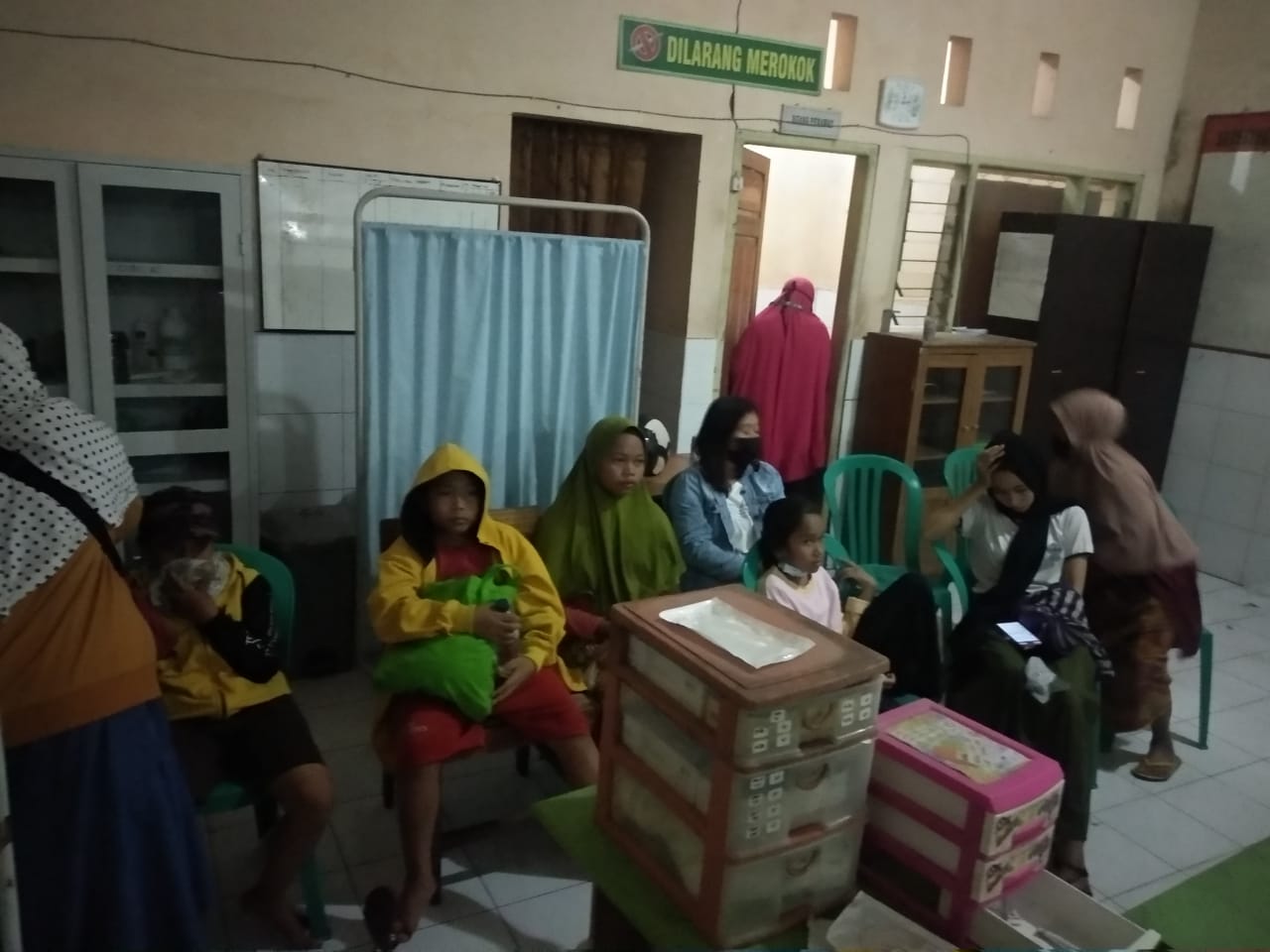 Puskesmas Bantah Ada Warga Meninggal Korban Nasi Bungkus 1 f jenguk