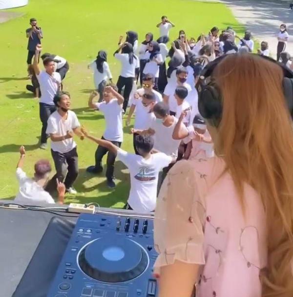 F DJ