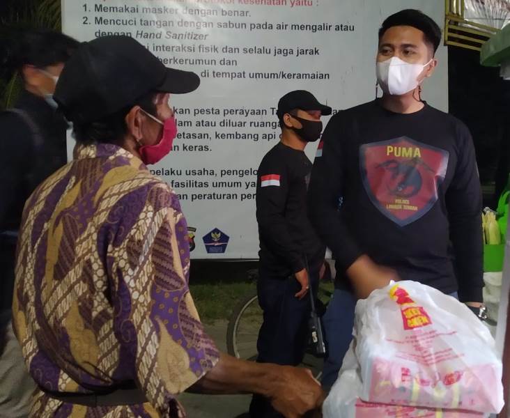 Petugas Gabungan Galakan PPKM Skala Mikro Secara Humanis Dan Bagikan Sembako 1 F Patroli PPKM