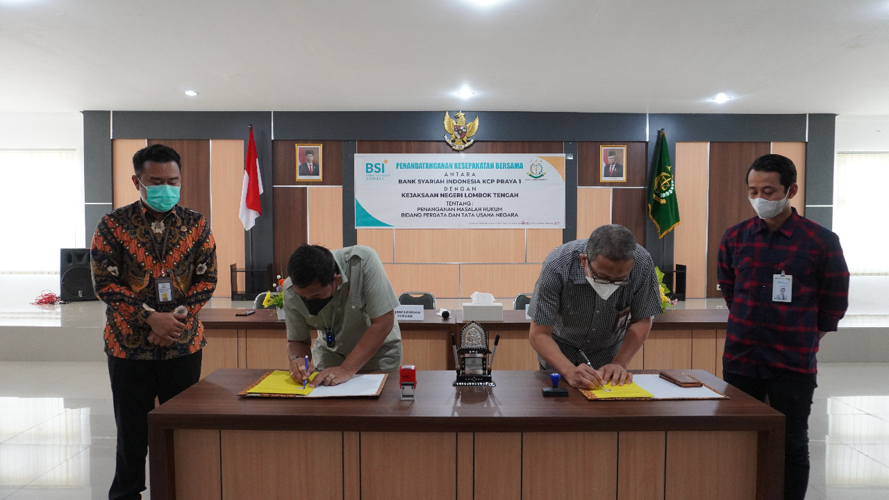 Kajari Loteng dan Branch Manager PT. BSI Tbk KCP Praya 1 Tandatangani MoU 1 F kejaksaan