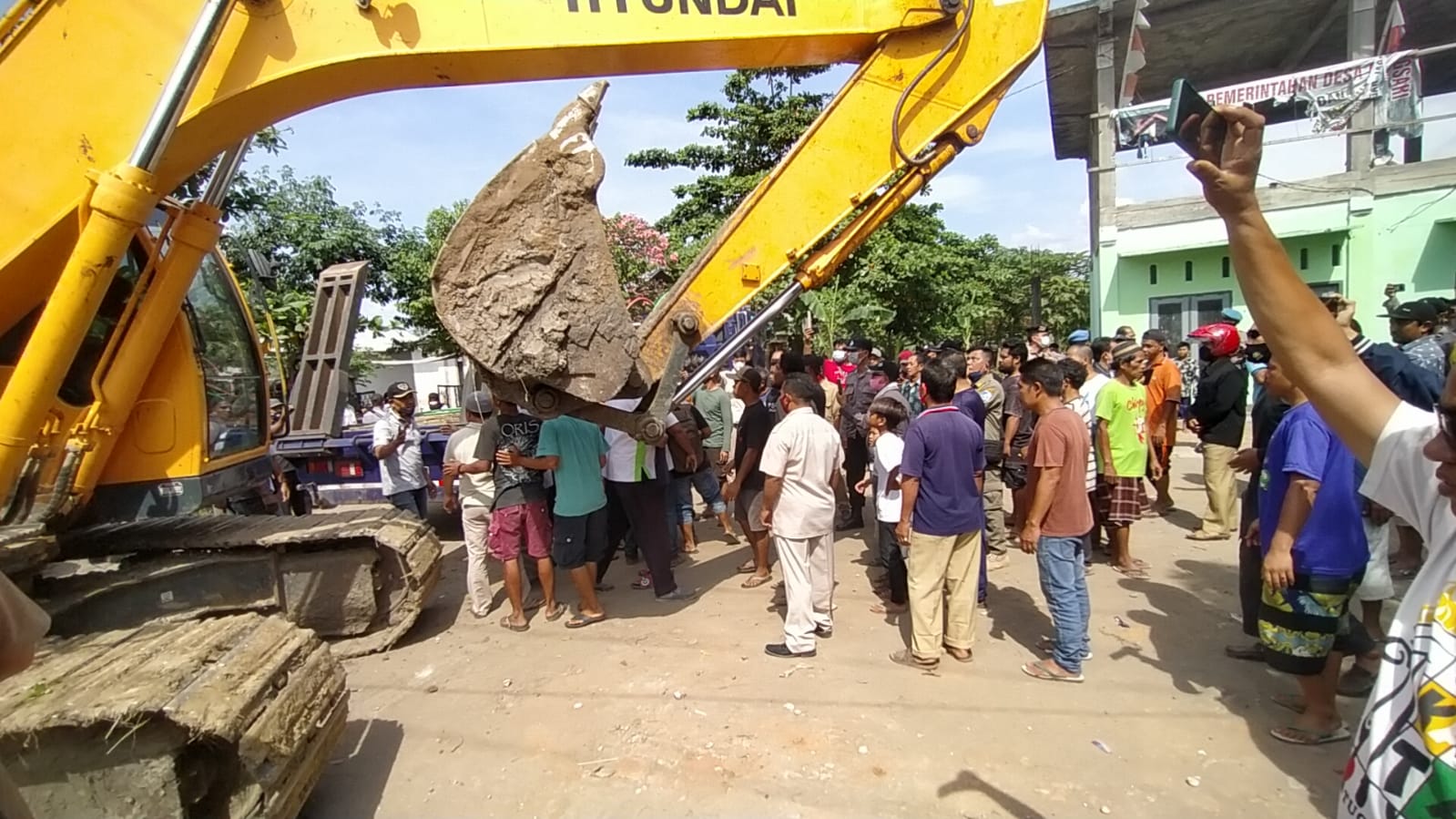 Warga Gunungsari Hadang Eksekusi Lahan Kantor Desa 1 F LAHAN DESA