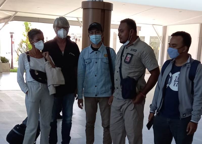 Pasutri Bule Jerman yang Terdampar Akhirnya Dipulangkan 1 F bule