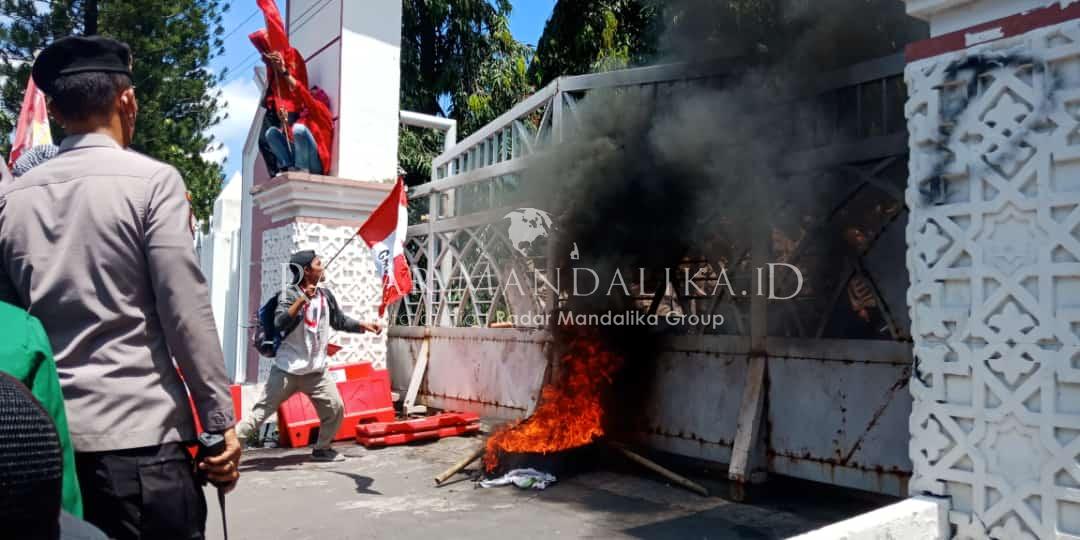 F Bakar ban bekas
