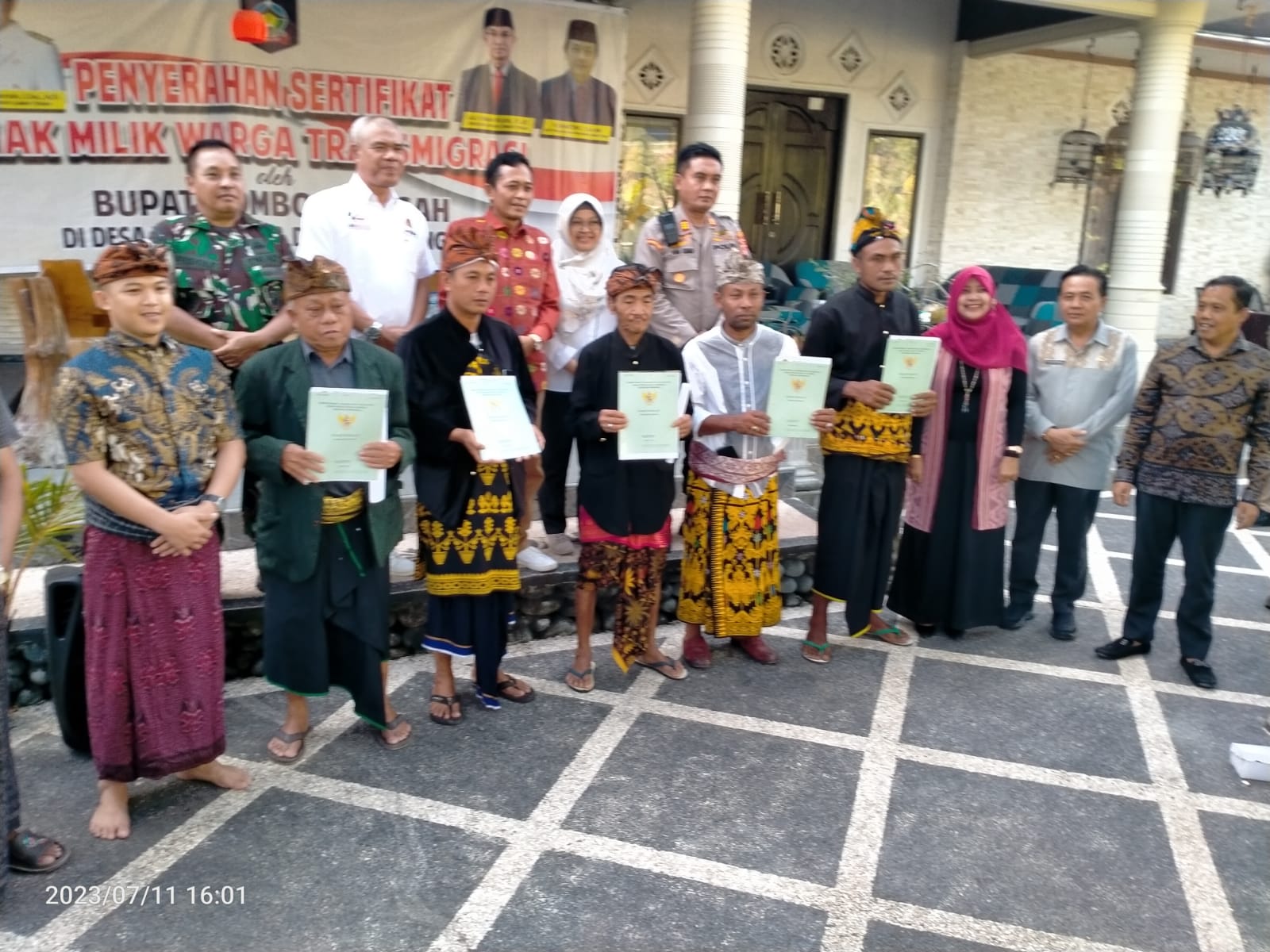 f Serahkan Sertifikat