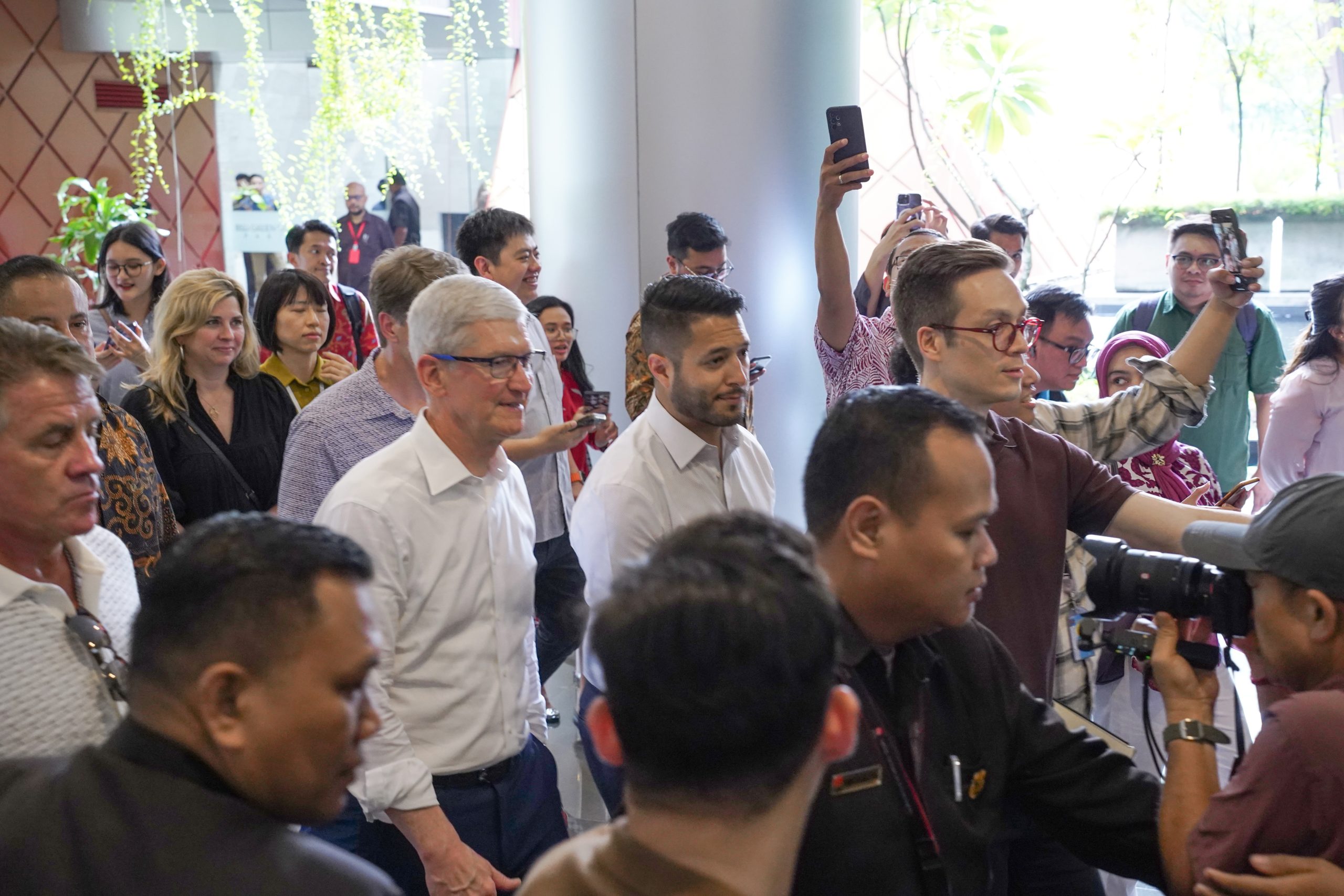 Tim Cook Kunjungi Apple Developer Academy @BINUS, Perkuat Komitmen Pengembangan Talenta Digital Indonesia